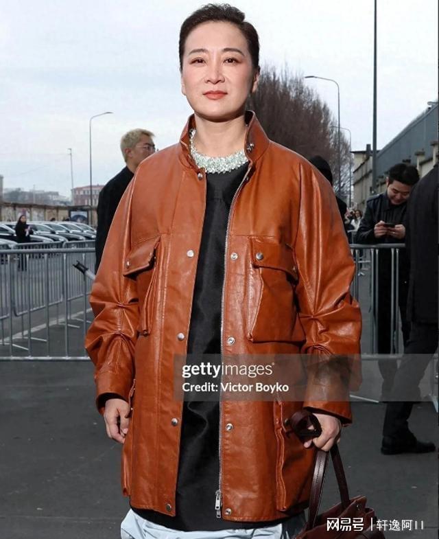 开云体育平台-贾玲巴黎周“一脸男相”！不爱笑也没梨涡眼神犀利，梳大背头好酷