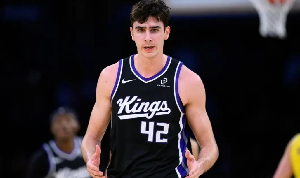 开云体育平台-威少苦等！国王116-111险胜爵士，德罗赞41+4+11+3，海耶斯16+5+8